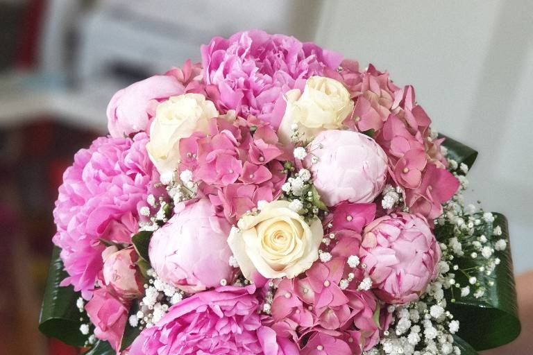 Bouquet con peonie e ortensie