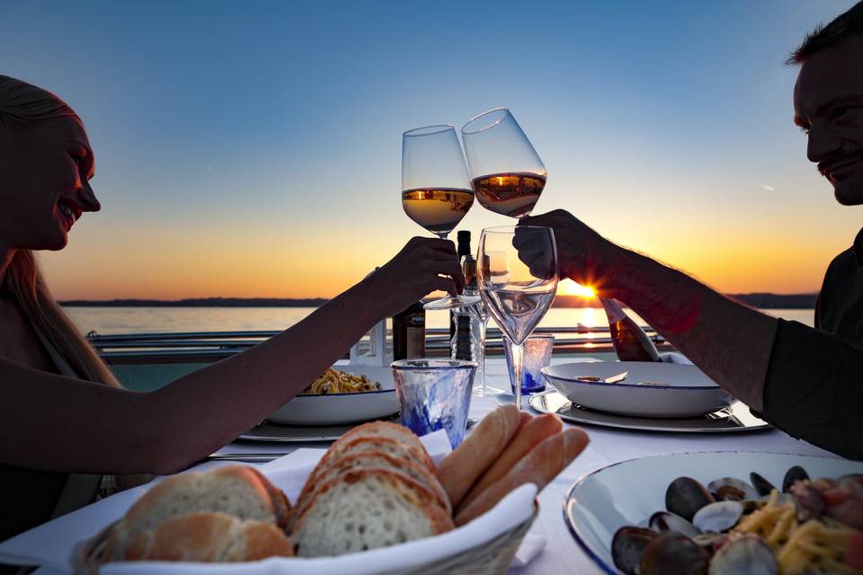 Cena al tramonto in barca