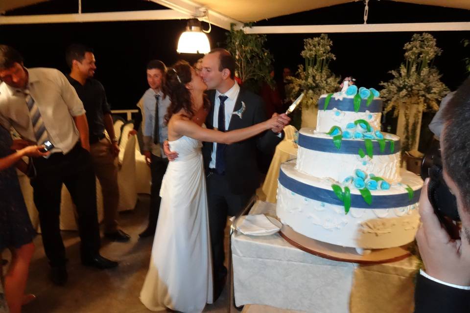 Taglio della torta con bacio