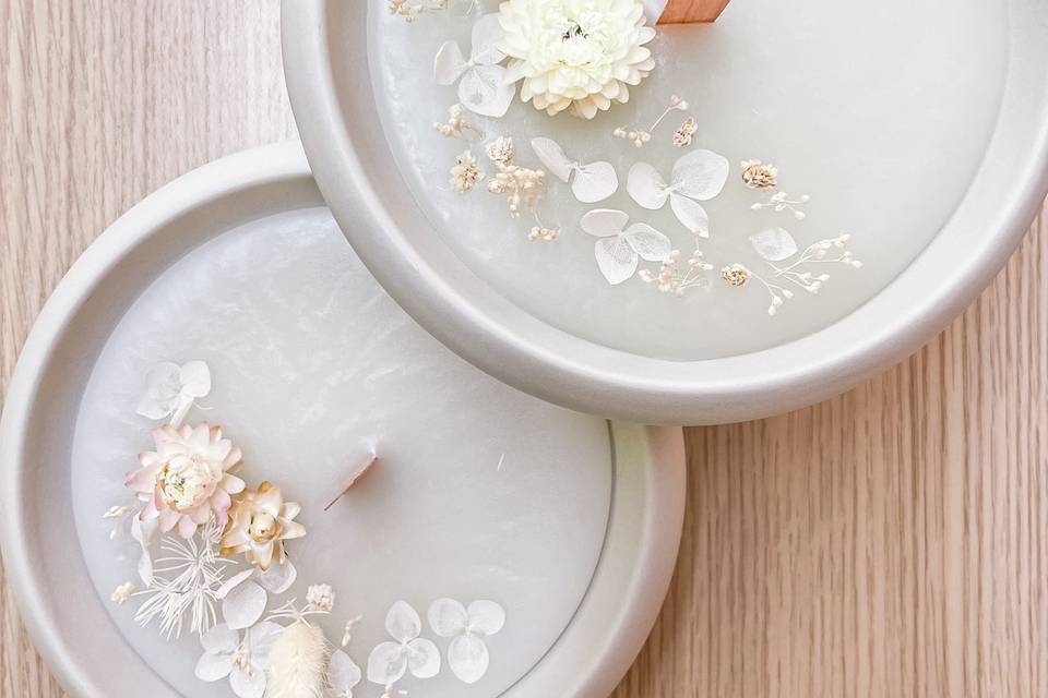 Piatto con cera e fiori