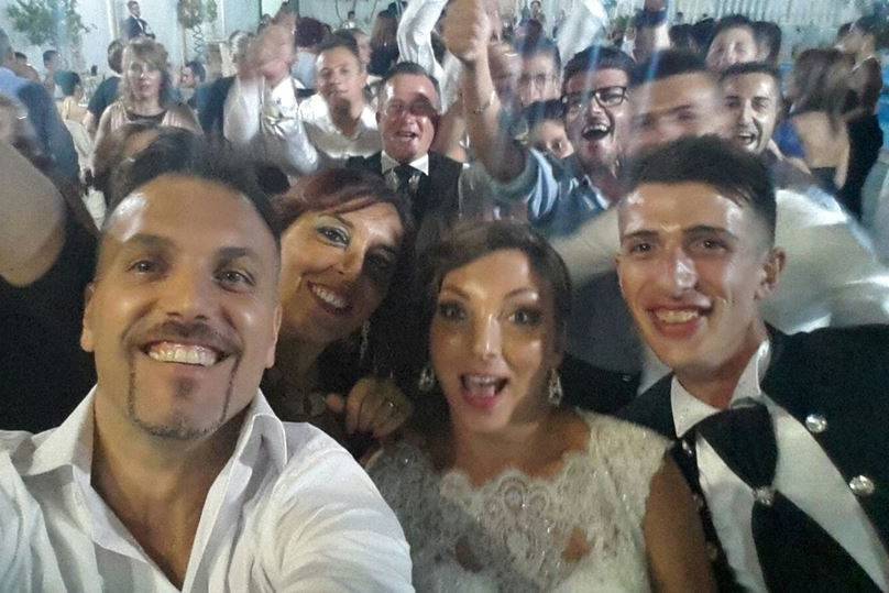 Sposi e invitati in allegria