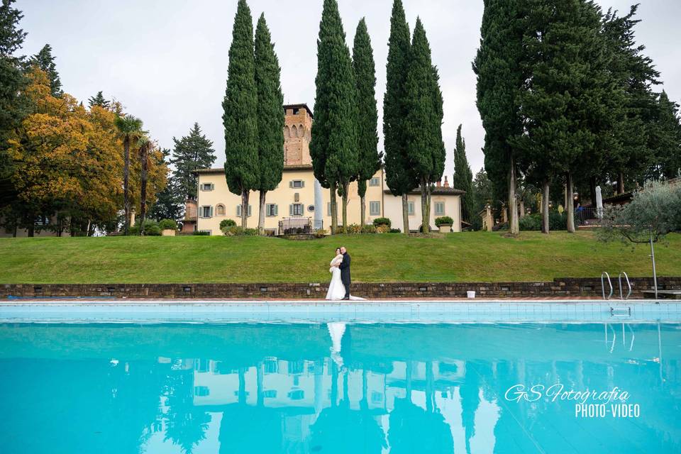 Coppia a bordo piscina