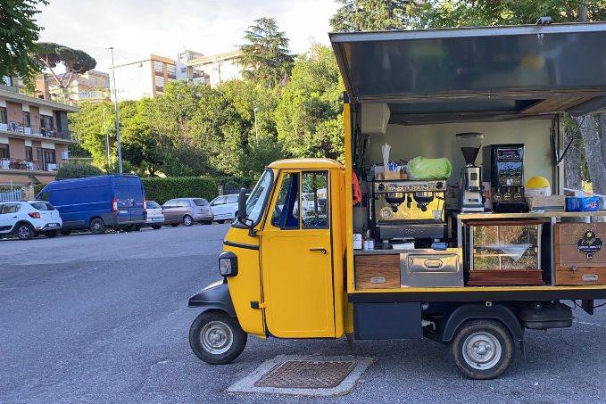 Caffè, cappuccino e cornetti