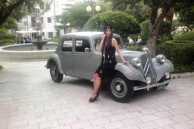 Modella anni 40, con Citroen