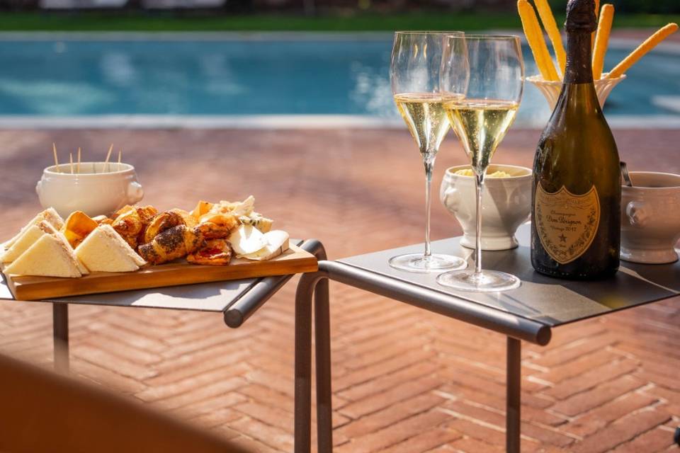 Aperitivo romantico in piscina