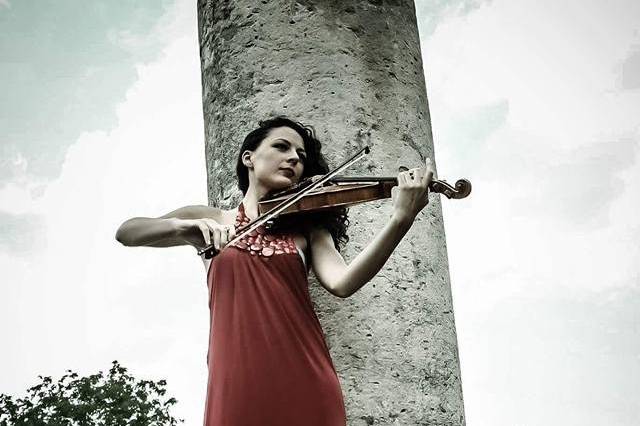 Violin performer