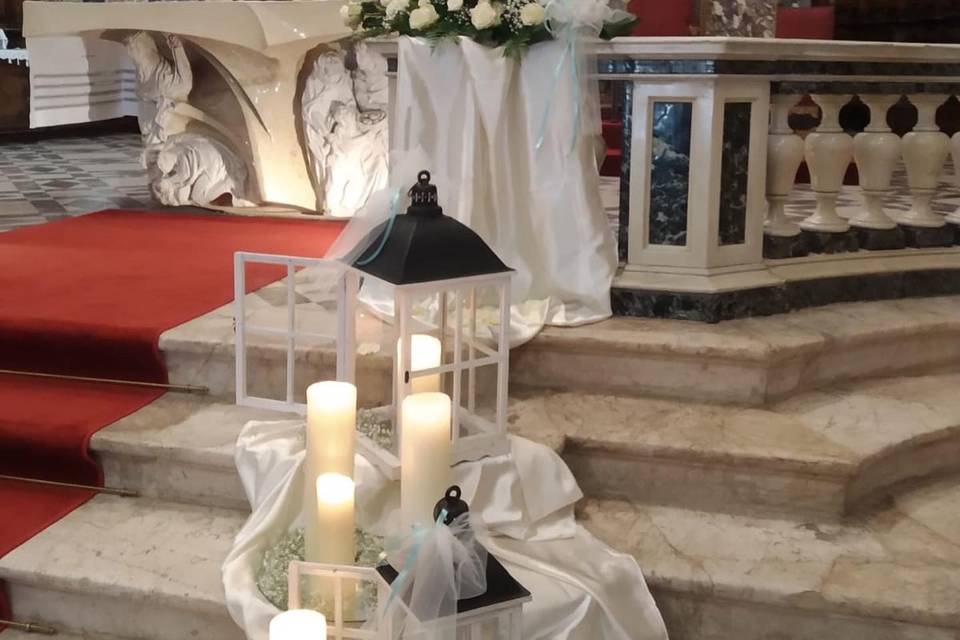 Candele e rose bianche