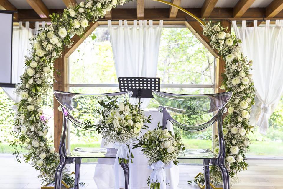 Arco ranuncoli e tulipani