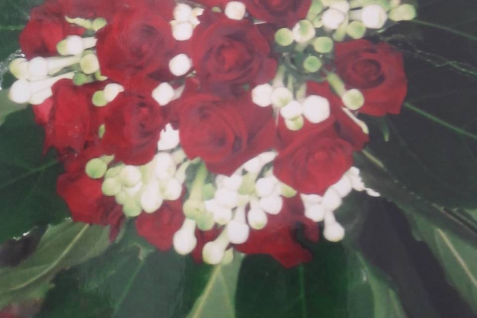 Bouquet di rose rosse e fiori