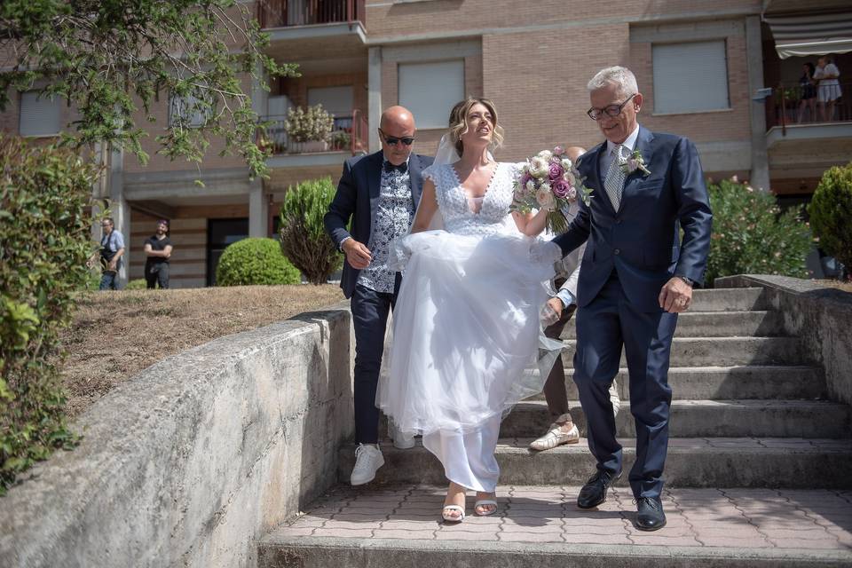 La sposa esce di casa.