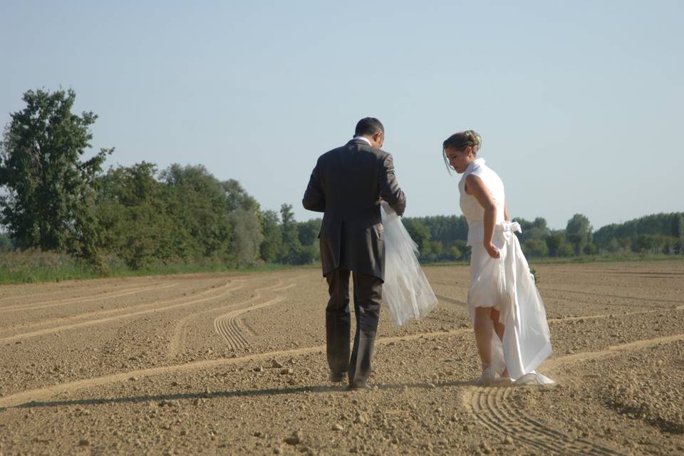 Sposi in campo arato