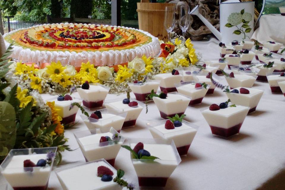 Taglio torta con buffet dolci