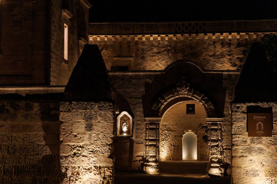 Esterno - Ingresso - Notte