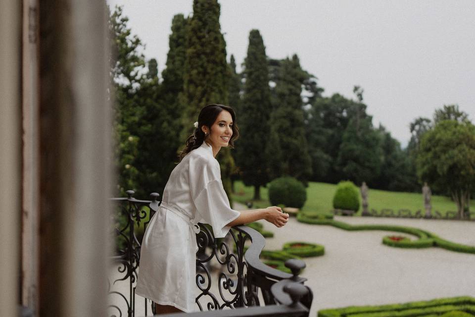 Sposa dal balcone della suite