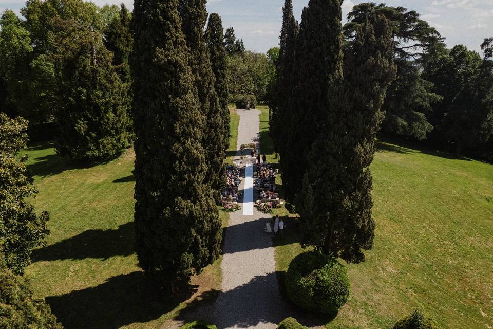 Cerimonia nel viale cipressi