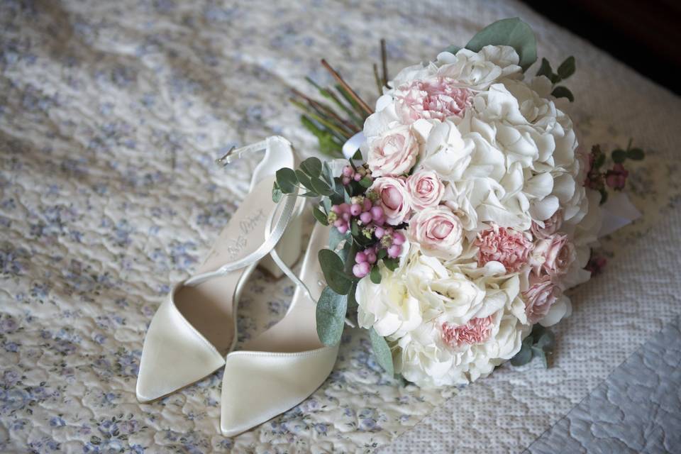 Bouquet e scarpe sposa