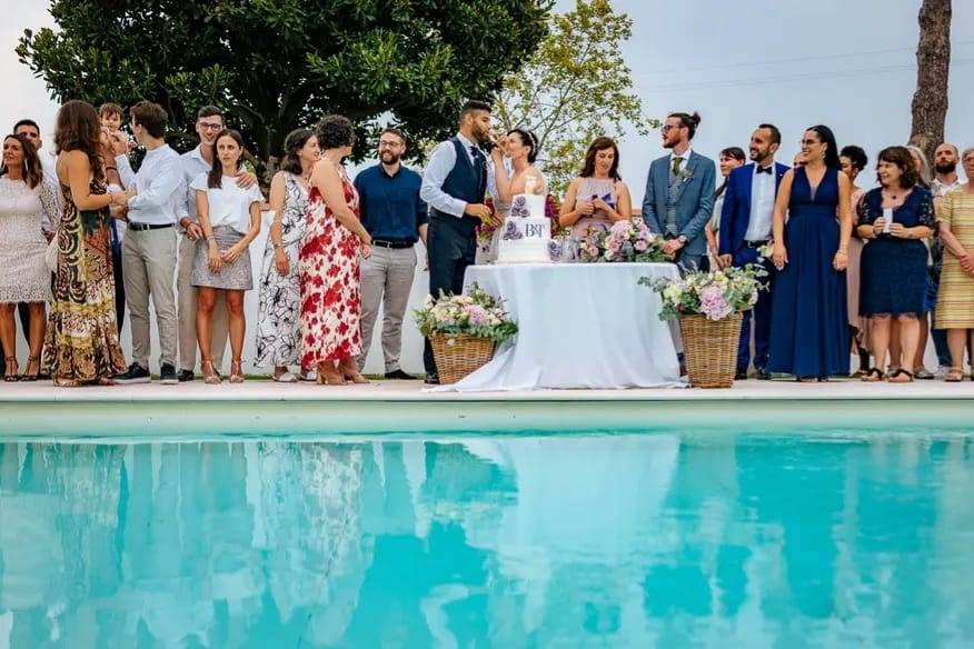 Foto di gruppo a bordo piscina