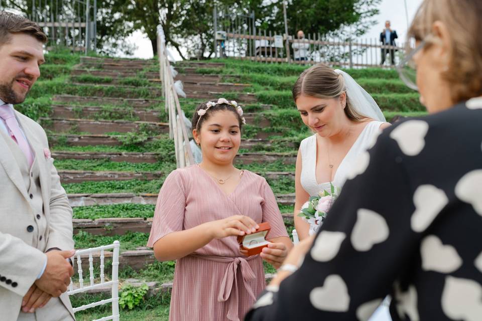 La figlia porta le fedi