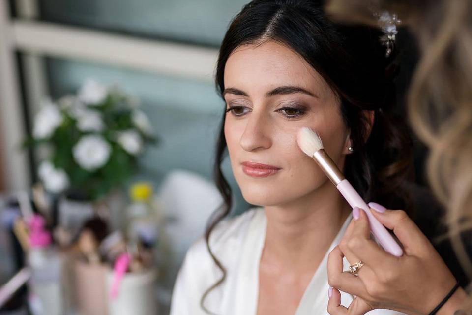 Preparazione trucco sposa