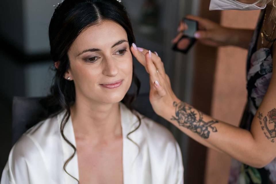 Preparazione trucco sposa