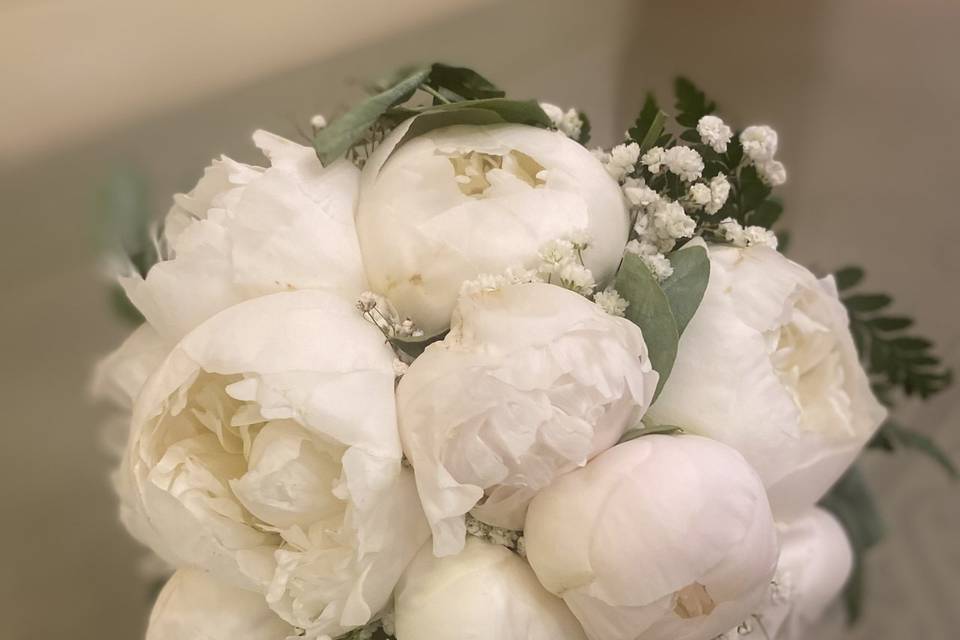 Bouquet di peonie per la sposa