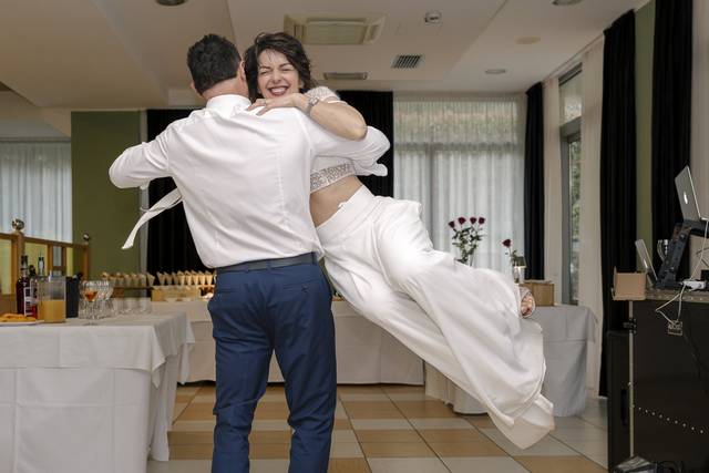 Sposa in volo durante la festa