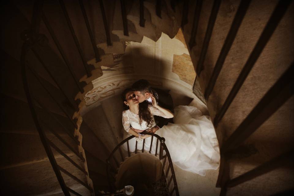 Sposi nelle scale