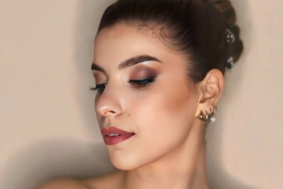 Trucco e capelli raccolti