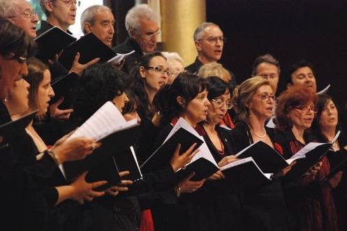 A richiesta è disponibile un Ensemble Corale in Chiesa