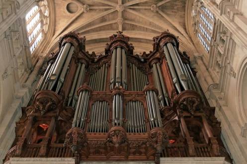 Fate risuonare l'organo in Chiesa durante la funzione!