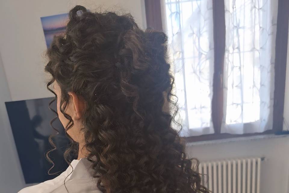 Semi raccolto capelli ricci