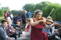 In barca sul fiume con viola