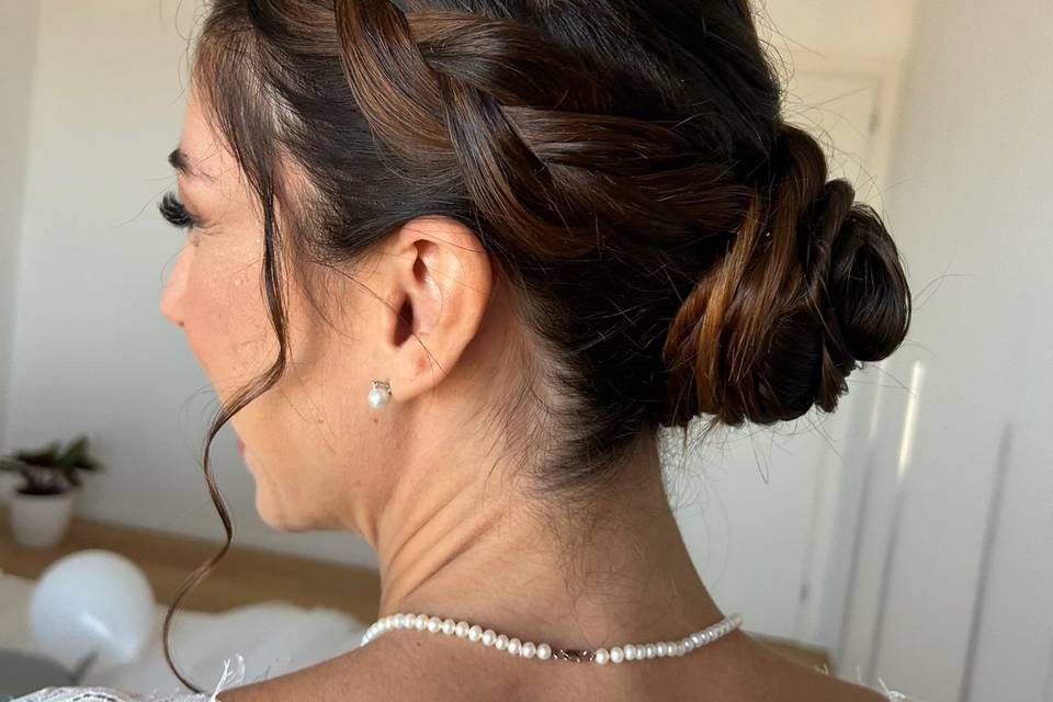 Chignon liscio con treccia