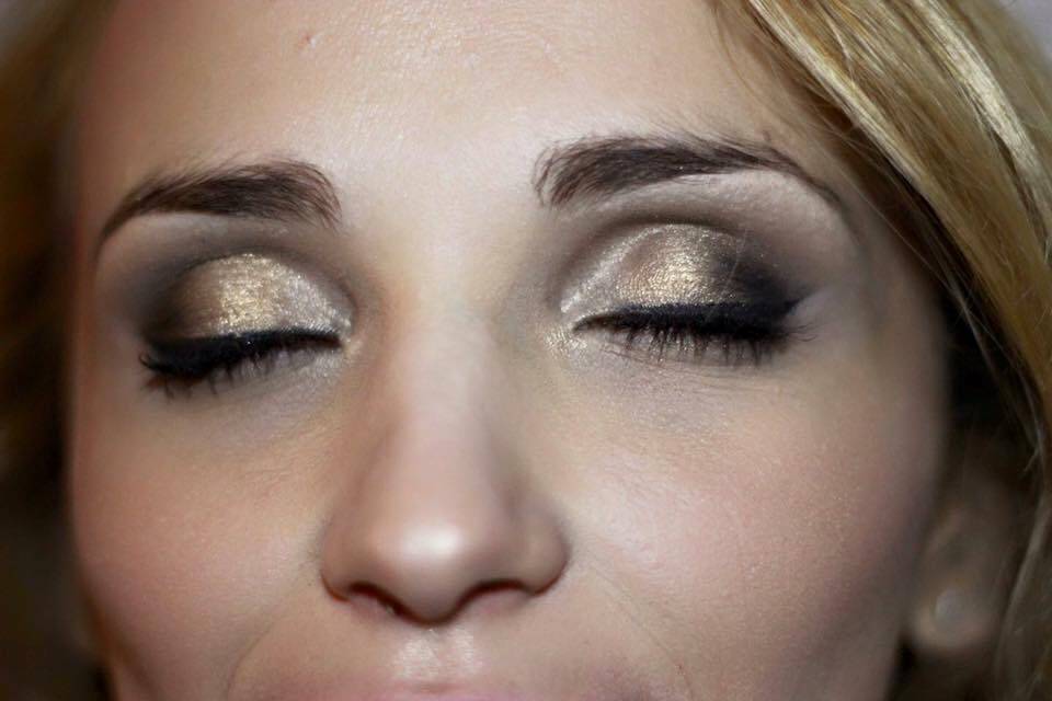 Gold Smokey eyes