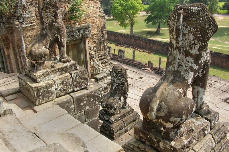 Come sfingi ... ad Angkor ...