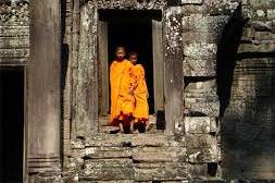 Monaci in raccolta ad Angkor