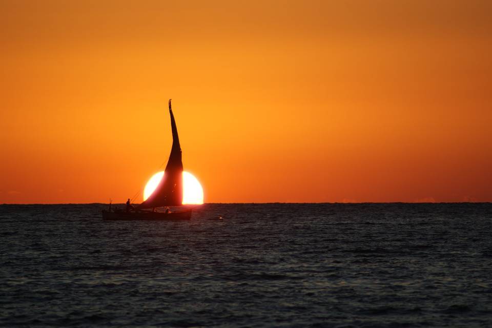 All'orizzonte, con il tramonto