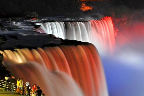 Giochi di luci a Niagara Falls