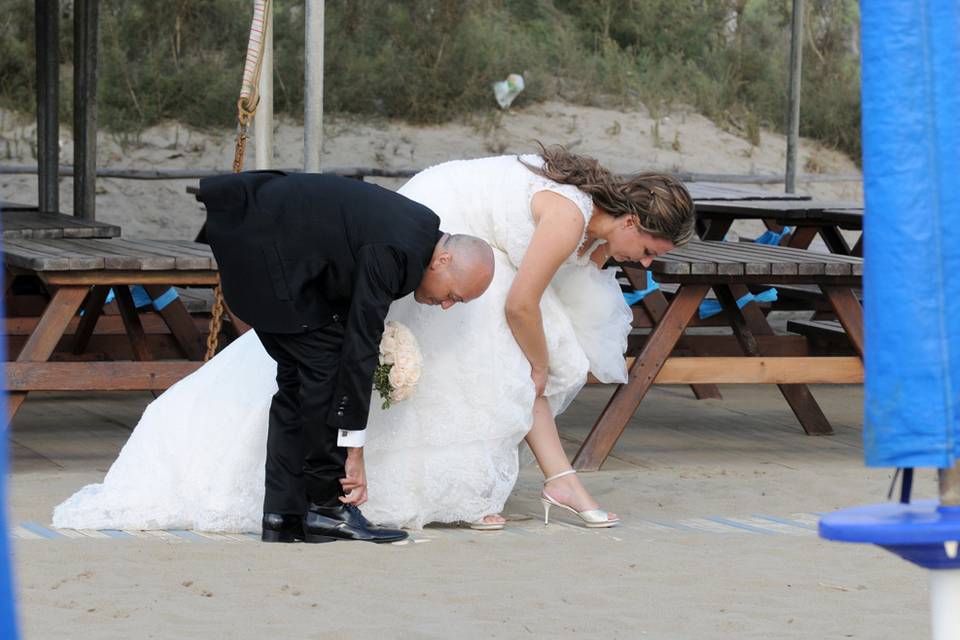 Il mare gli amici un modo per finire il matrimonio con gioia e allegria