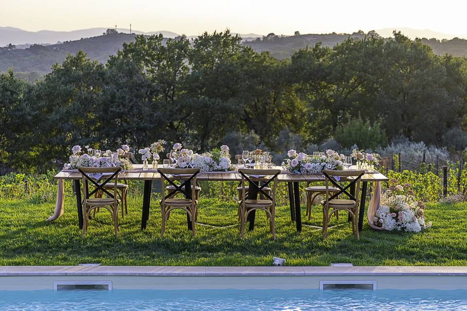 La tavola a bordo piscina