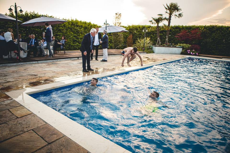 Tutti in piscina