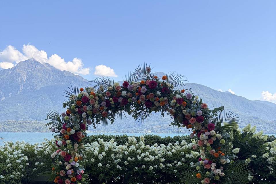 Arco di fiori per cerimonia