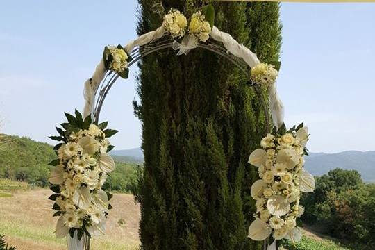 Arco di fiori per cerimonia