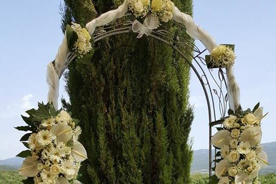 Arco di fiori per cerimonia