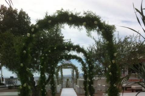 Arco di fiori per cerimonia