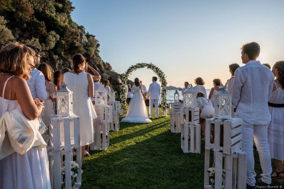 Arco di fiori per cerimonia