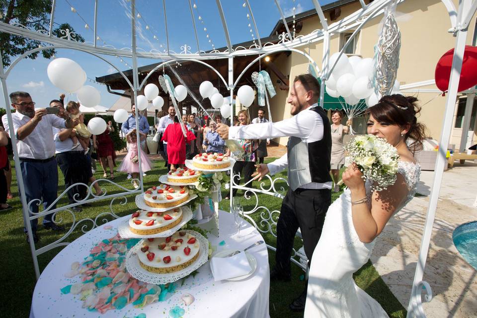 Taglio torta a bordo piscina