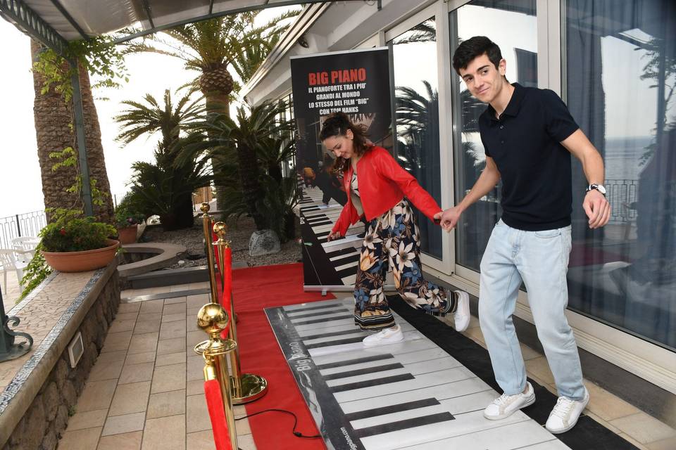 Una coppia che balla sul piano