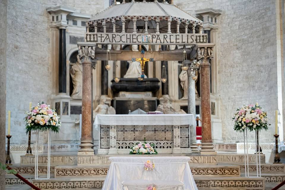 allestimento_fiori_altare_chiesa