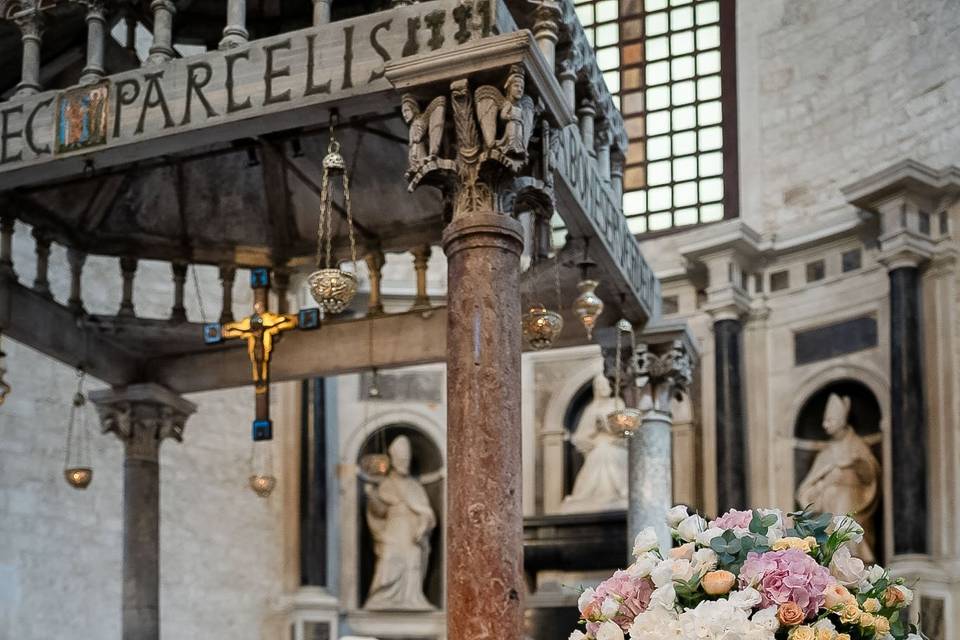 composizione_fiorale_piedistallo_chiesa_bianca